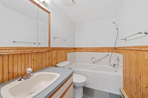 205-1249 Pacific Avenue, Kelowna, BC - Indoor Photo Showing Bathroom