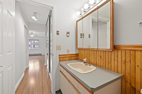 205-1249 Pacific Avenue, Kelowna, BC - Indoor Photo Showing Bathroom