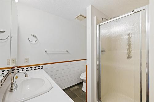 205-1249 Pacific Avenue, Kelowna, BC - Indoor Photo Showing Bathroom