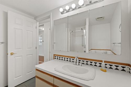 205-1249 Pacific Avenue, Kelowna, BC - Indoor Photo Showing Bathroom