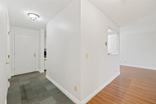 205-1249 Pacific Avenue, Kelowna, BC - Indoor Photo Showing Other Room