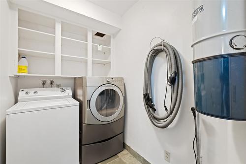 205-1249 Pacific Avenue, Kelowna, BC - Indoor Photo Showing Laundry Room