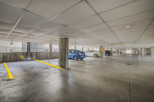 205-1249 Pacific Avenue, Kelowna, BC - Indoor Photo Showing Garage