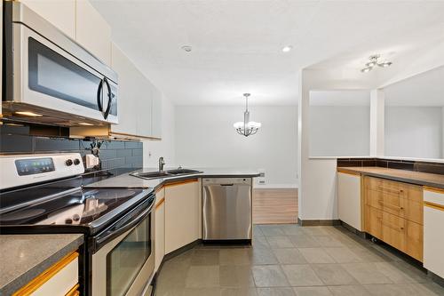 205-1249 Pacific Avenue, Kelowna, BC - Indoor Photo Showing Kitchen With Double Sink