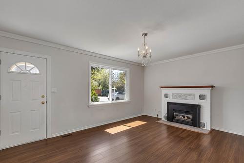 550 Patterson Avenue, Kelowna, BC - Indoor Photo Showing Living Room With Fireplace