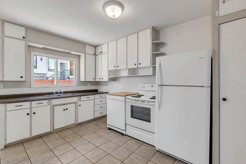 550 Patterson Avenue, Kelowna, BC - Indoor Photo Showing Kitchen With Double Sink