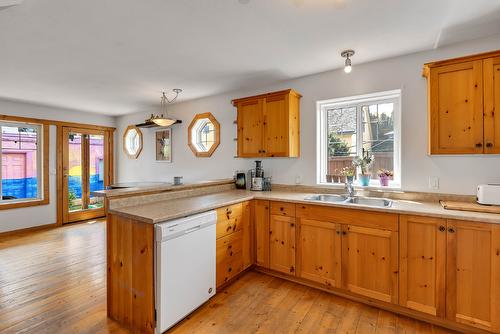 550 Patterson Avenue, Kelowna, BC - Indoor Photo Showing Kitchen With Double Sink