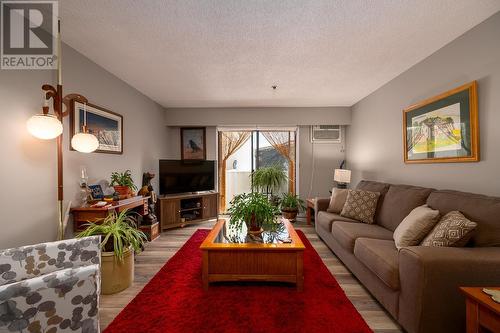 301-1085 12Th Ave, Kamloops, BC - Indoor Photo Showing Living Room