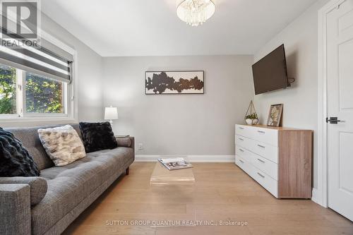 4145 Prince George Avenue, Mississauga, ON - Indoor Photo Showing Living Room