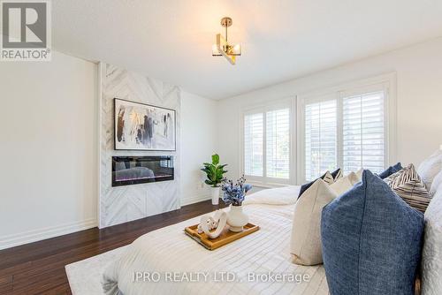 4193 Powderhorn Crescent, Mississauga, ON - Indoor Photo Showing Living Room