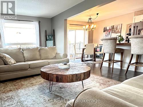 1666 Mcneil Road, London, ON - Indoor Photo Showing Living Room