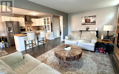 1666 Mcneil Road, London, ON - Indoor Photo Showing Living Room