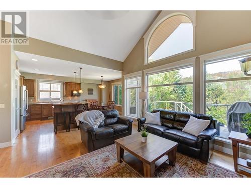 1173 Peak Point Drive, West Kelowna, BC - Indoor Photo Showing Living Room