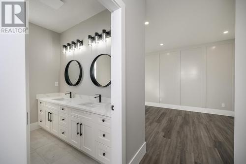 7833 Southridge Avenue, Prince George, BC - Indoor Photo Showing Bathroom