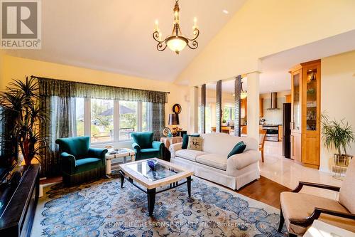 3121 Pincombe Drive, London, ON - Indoor Photo Showing Living Room