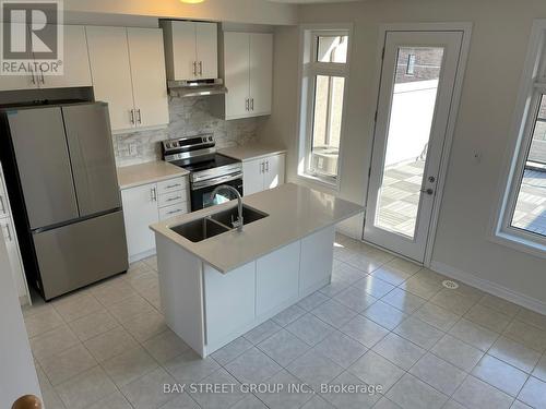 173 Mumbai Drive S, Markham, ON - Indoor Photo Showing Kitchen With Double Sink