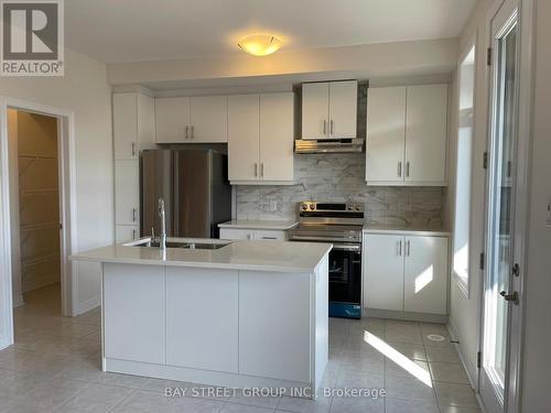 173 Mumbai Drive S, Markham, ON - Indoor Photo Showing Kitchen