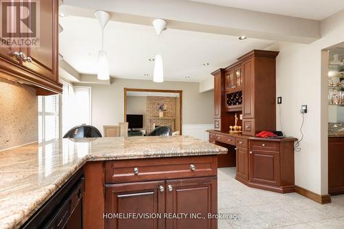 137 Old Surrey Lane, Richmond Hill, ON - Indoor Photo Showing Kitchen