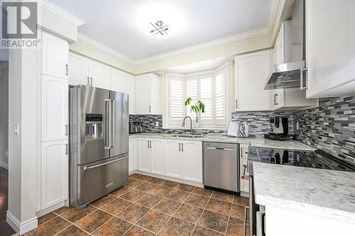 3182 Tim Dobbie Drive, Burlington, ON - Indoor Photo Showing Kitchen With Upgraded Kitchen