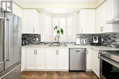 3182 Tim Dobbie Drive, Burlington, ON - Indoor Photo Showing Kitchen With Double Sink With Upgraded Kitchen