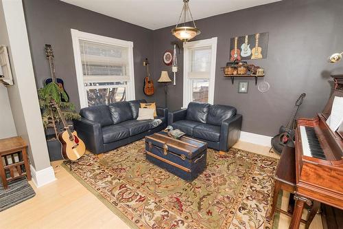 152 2Nd Street Se, Carman, MB - Indoor Photo Showing Living Room