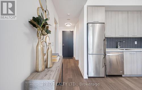 1602 - 105 George Street, Toronto, ON - Indoor Photo Showing Kitchen