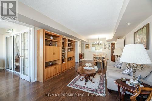 307 - 121 Woodbridge Avenue, Vaughan, ON - Indoor Photo Showing Living Room