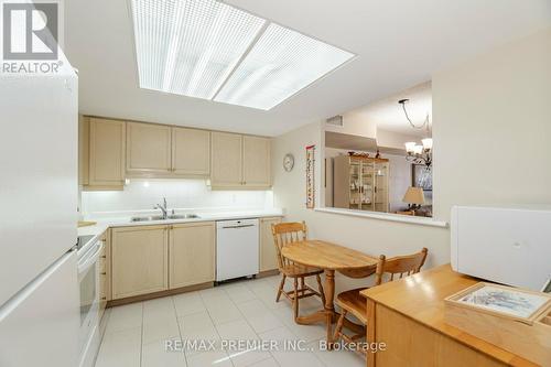 307 - 121 Woodbridge Avenue, Vaughan, ON - Indoor Photo Showing Kitchen With Double Sink