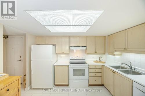 307 - 121 Woodbridge Avenue, Vaughan, ON - Indoor Photo Showing Kitchen With Double Sink