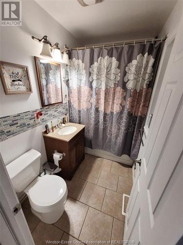 987 Rankin, Windsor, ON - Indoor Photo Showing Bathroom