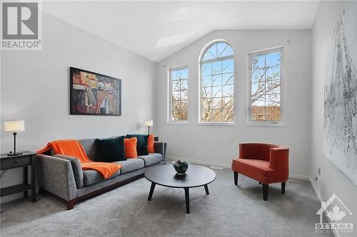 77 Daventry Crescent, Ottawa, ON - Indoor Photo Showing Living Room