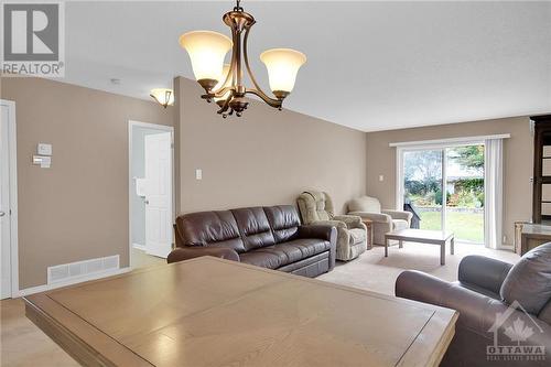 6103 Abbott Street, Ottawa, ON - Indoor Photo Showing Living Room