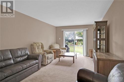 6103 Abbott Street, Ottawa, ON - Indoor Photo Showing Living Room