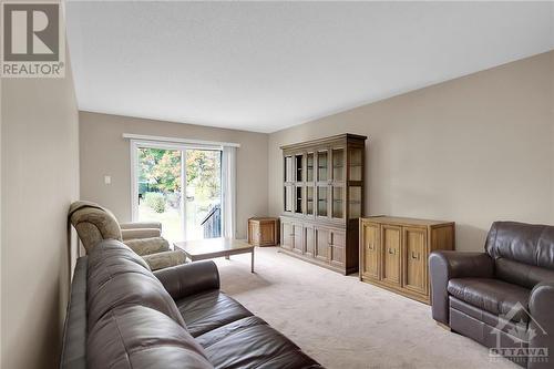 6103 Abbott Street, Ottawa, ON - Indoor Photo Showing Living Room