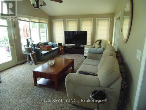 75 Buell Street, Brockville, ON - Indoor Photo Showing Living Room