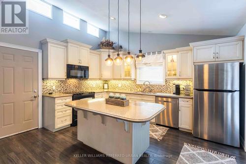 406 Lupin Drive, Whitby, ON - Indoor Photo Showing Kitchen With Upgraded Kitchen