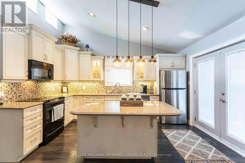 406 Lupin Drive, Whitby, ON - Indoor Photo Showing Kitchen With Upgraded Kitchen