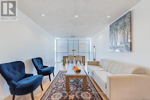 1107 - 270 Davis Drive, Newmarket, ON - Indoor Photo Showing Living Room