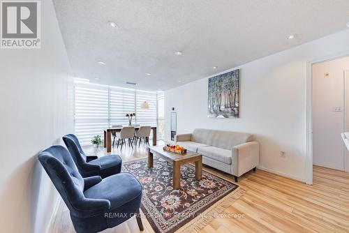 1107 - 270 Davis Drive, Newmarket, ON - Indoor Photo Showing Living Room