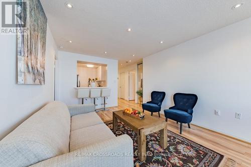 1107 - 270 Davis Drive, Newmarket, ON - Indoor Photo Showing Living Room