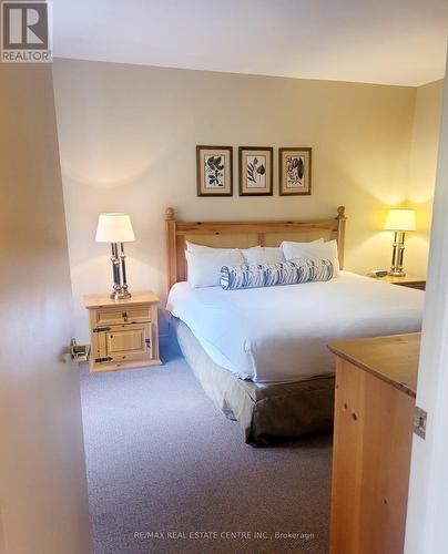 2340 - 90 Highland Drive, Oro-Medonte, ON - Indoor Photo Showing Bedroom