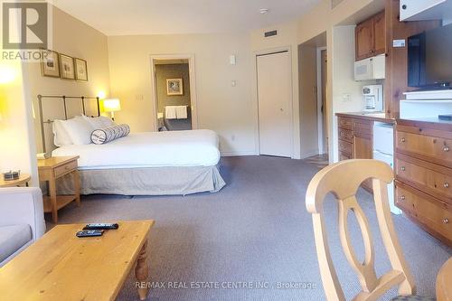 2340 - 90 Highland Drive, Oro-Medonte, ON - Indoor Photo Showing Bedroom