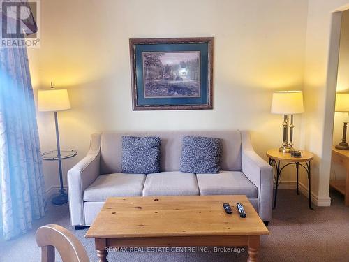 2340 - 90 Highland Drive, Oro-Medonte, ON - Indoor Photo Showing Living Room