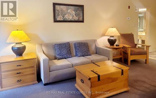 2340 - 90 Highland Drive, Oro-Medonte, ON - Indoor Photo Showing Living Room