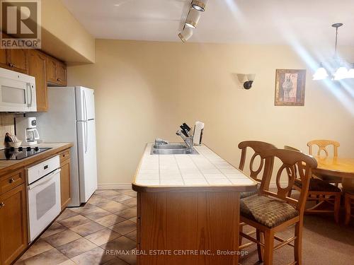 2340 - 90 Highland Drive, Oro-Medonte, ON - Indoor Photo Showing Kitchen With Double Sink