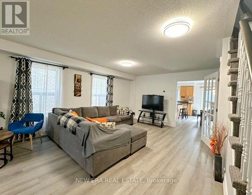 1377 Spring Garden Court, Mississauga, ON - Indoor Photo Showing Living Room