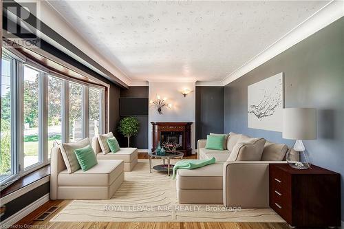 5 Lorne Avenue, Grimsby, ON - Indoor Photo Showing Living Room With Fireplace