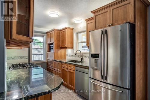 5 Lorne Avenue, Grimsby, ON - Indoor Photo Showing Kitchen