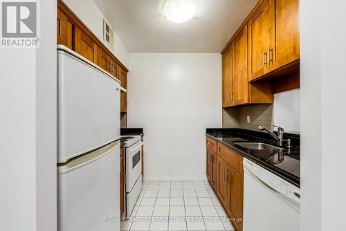 407 - 1055 Bay Street, Toronto, ON - Indoor Photo Showing Kitchen