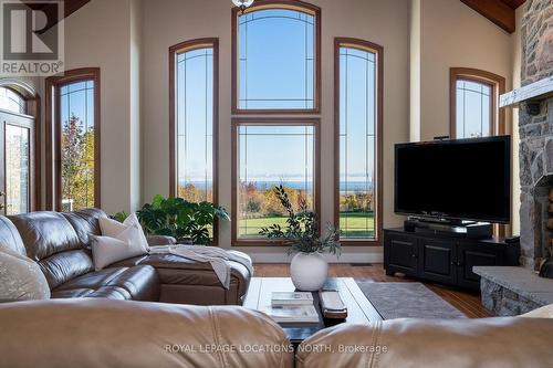 1428 10 Nottawasaga Conc. N, Clearview, ON - Indoor Photo Showing Living Room